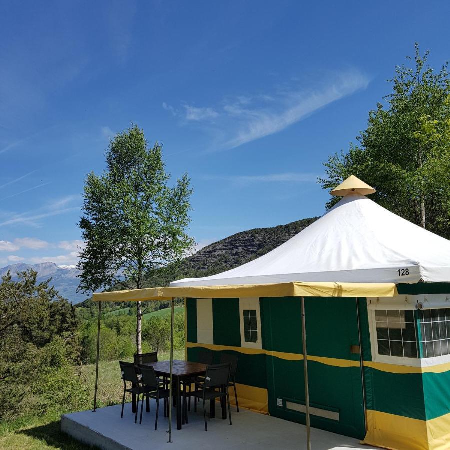 Village De Chalets Et Camping La Pierre De L'Aigle La Breole Екстер'єр фото